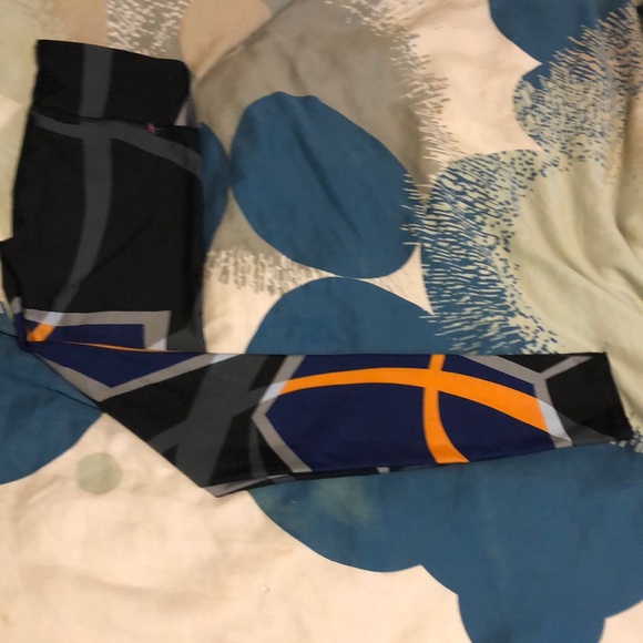 Fabletics Mid-Rise Printed PowerHold® Legging - Picture 3 of 7